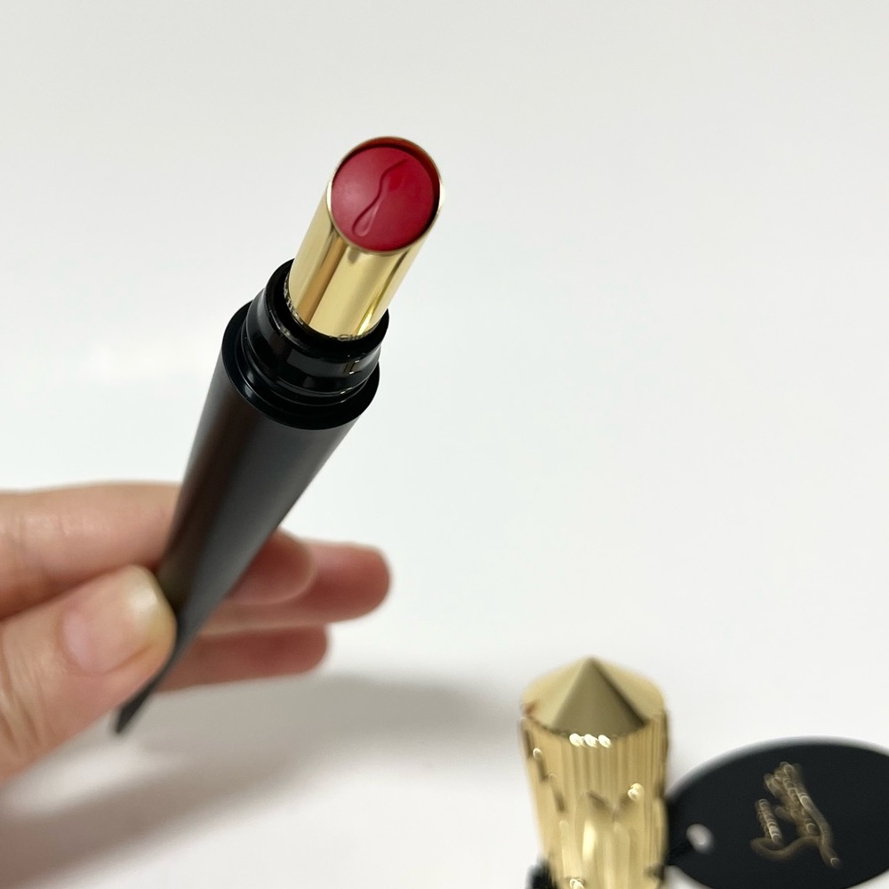 CHRISTIAN LOUBOUTIN Rouge Stiletto Lumi Matte in 111L – Private Red, 2 g - Picture 3 of 4